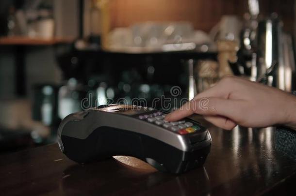 客户支付与NFC技术通过智能手表非接触式终端在现代咖啡馆