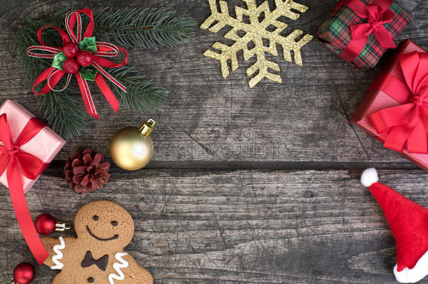 圣诞背景装饰与包装礼品盒和雪人