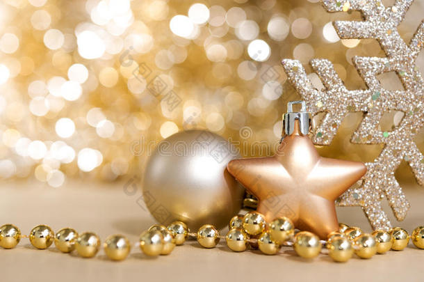 圣诞装饰品有<strong>金色圆圈</strong>，波克光闪闪发光的背景