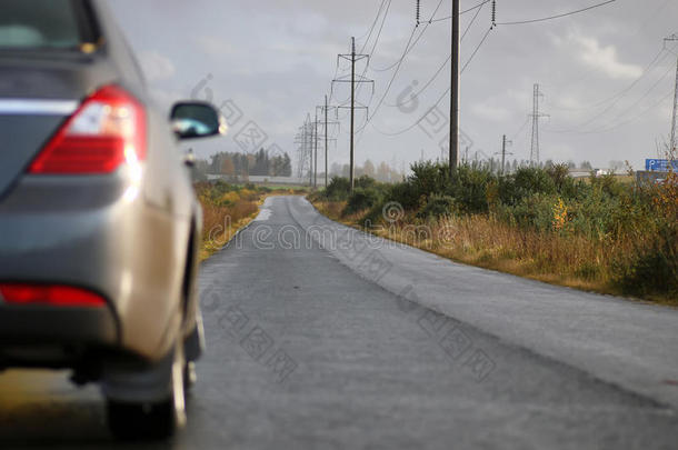 乡村<strong>公路车</strong>道上的汽车