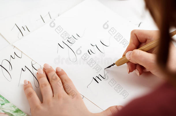 女孩在明信片上写书法。 艺术设计。