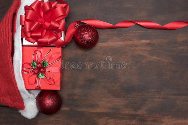 圣诞装饰品和礼品盒
