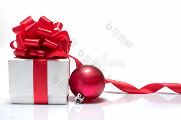 带有红色丝带蝴蝶结和圣诞球的礼品盒