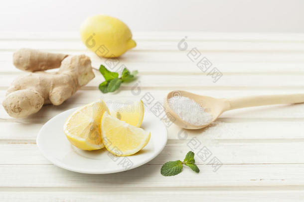 化妆品自制柠檬，生姜，盐和精油
