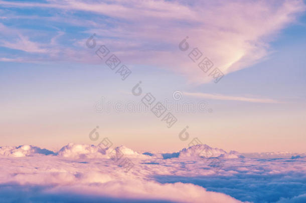抽象背景与粉红色，紫色和蓝色云。 云层上方的日落天空。
