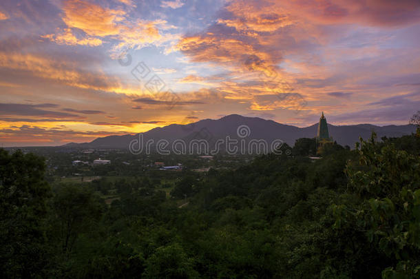 美丽的风景，太阳升起的天空和佛塔在泰国东部的春布里