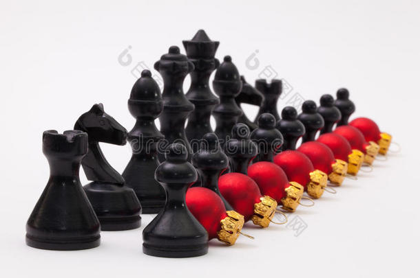 黑色国际象棋<strong>人物</strong>和<strong>红色</strong>圣诞装饰