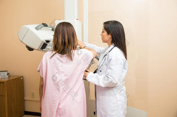 乳房X线摄影期间的医生和病人