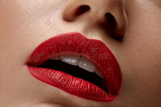 特写美丽的女人嘴唇上涂着红色的口红。 <strong>美妆</strong>