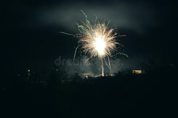 五颜六色的爆炸烟花在新年`除夕庆祝活动中照亮了夜空。 新年快乐，2017年和假期