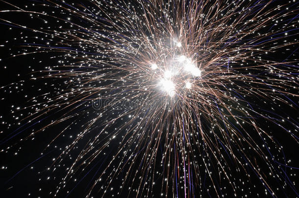 五颜六色的爆炸烟花在新年`除夕庆祝活动中照亮了夜空。 新年快乐，2017年和假期