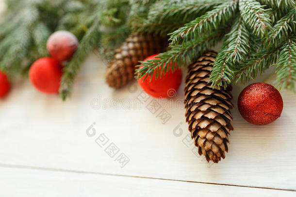 圣诞树树枝上<strong>有</strong>圆锥形，圣诞装饰品上<strong>有</strong>白色的木制纹理，为<strong>您</strong>的设计做好准备。 寒假