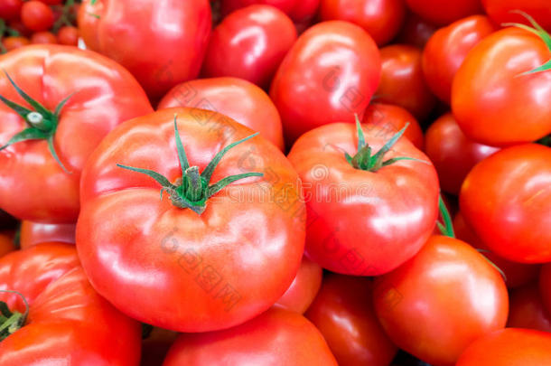 关闭<strong>新</strong>鲜，多汁，成熟的番茄堆。 番茄红素和抗<strong>氧</strong>化剂在水果营养中对健康和皮<strong>肤</strong>有好处。 平躺。