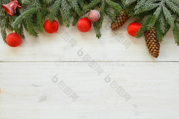 圣诞树树枝上有圆锥形，圣诞装饰品上有白色的木制纹理，为您的设计做好准备。 寒假