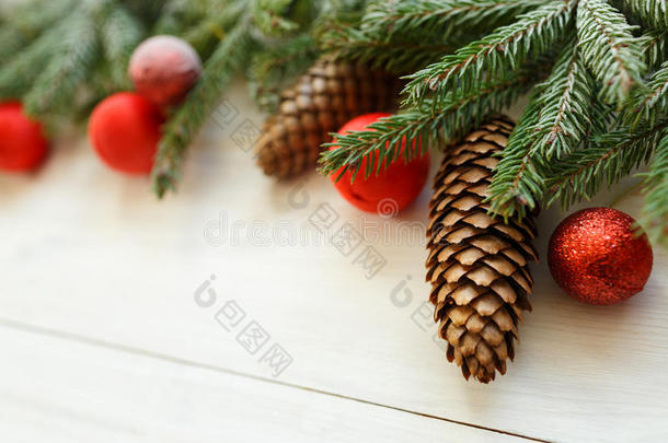圣诞树树枝上<strong>有</strong>圆锥形，圣诞装饰品上<strong>有</strong>白色的木制纹理，为<strong>您</strong>的设计做好准备。 寒假