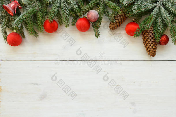 圣诞树树枝上有圆锥形，圣诞装饰品上有白色的木制纹理，为您的设计做好准备。 寒假