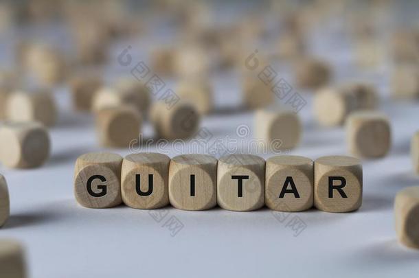 吉他-立方体与字母，标志与木制立方体