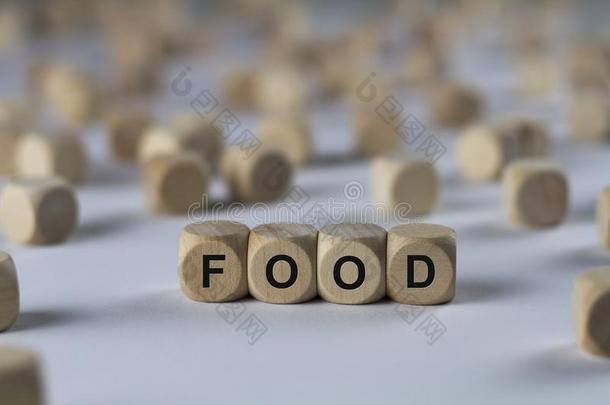 食物-立方体与字母，标志与木制立方体