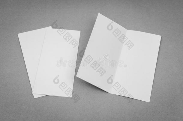 灰色背景上的双层白色模板纸。