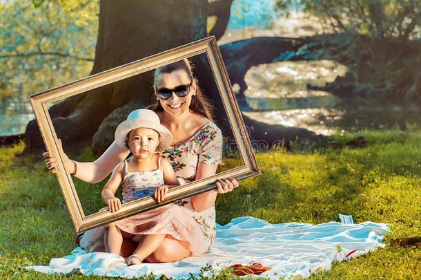 一幅由母亲和女儿创作的真实绘画的概念形象