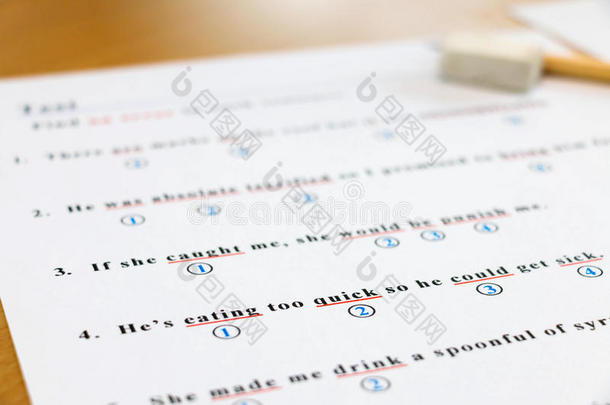 英语考试和答题纸在桌子上