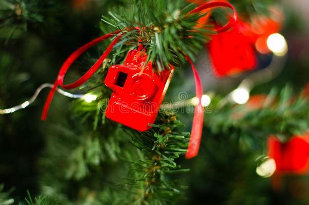 圣诞树上装饰着红色照相机的小人物