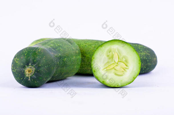 绿色黄瓜和半个黄瓜在分离的<strong>白底</strong>健康<strong>蔬菜</strong>食品上有充分的维生素