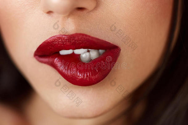 特写美丽的女人嘴唇与红色口红。 美妆