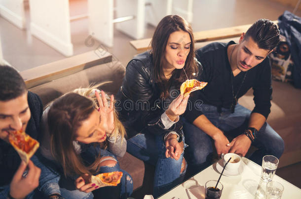 成人美丽的饮料瓶子砖