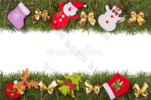 圣诞框架由冷杉树枝制成，装饰着金色的蝴蝶结，雪人和圣诞老人在白色的背景上被隔离