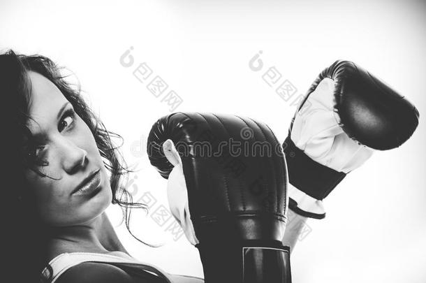 拳击手女孩用拳击手套锻炼。