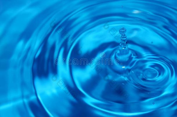 蓝色的水滴，水面有<strong>波</strong>浪。<strong>第二</strong>