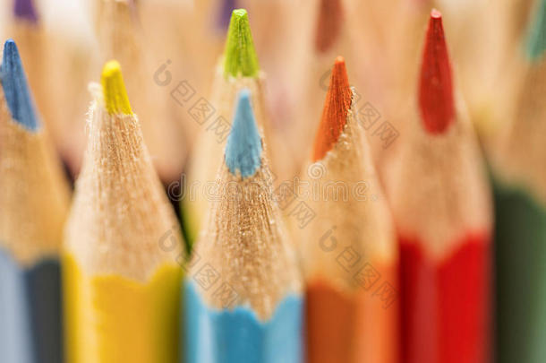 各种颜色的彩色画笔