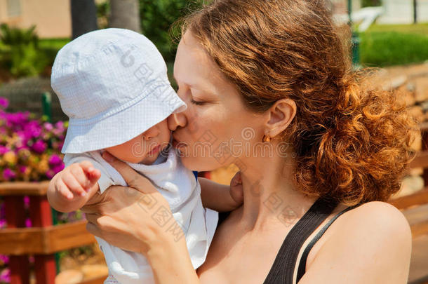 母亲亲吻婴儿