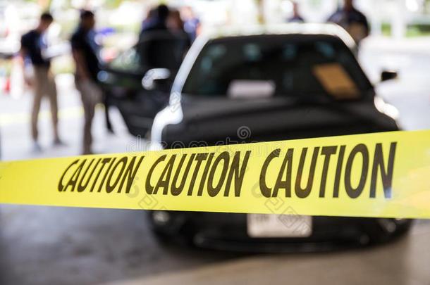 犯罪现场调查培训课程中的警示带保护车辆