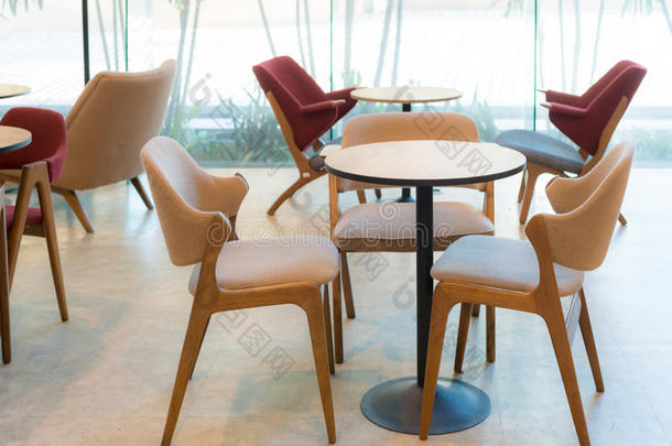 餐厅设置设计中的空餐桌和椅子