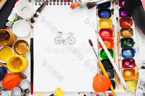 可爱的自行车图片在彩色染料框架