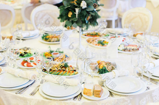 宴会婚宴餐桌布置冬季装饰