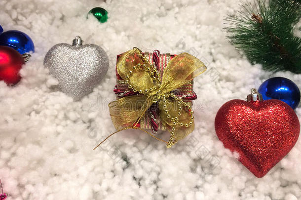 庆祝圣诞节和新年背景概念，闪亮的装饰雪球在心里喜欢和圆形的礼品盒