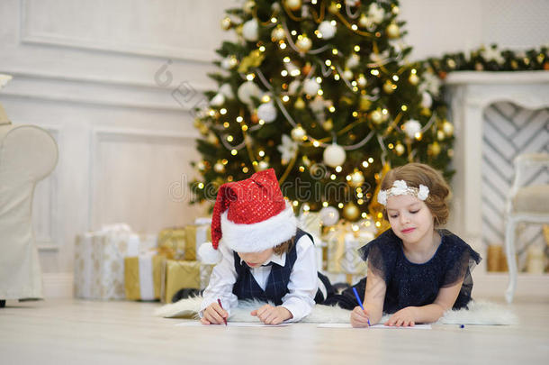 平安夜。 孩子们给圣诞老人写信。