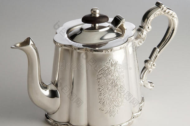 凿成的银色茶壶