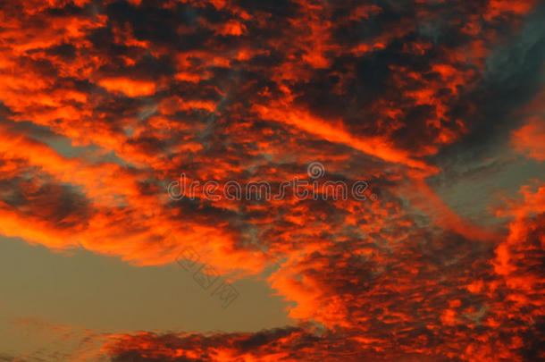 世界末日的橙色云在冬天的日落