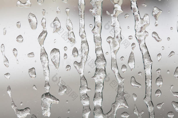 玻璃窗表面结冰的图案。 宏观视图冰纹理背景。 冬季天气概念。 浅的深度