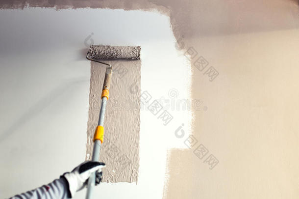 粉刷<strong>墙壁</strong>的细节，工业工人使用滚筒和其他工具粉刷<strong>墙壁</strong>