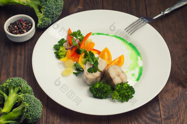 煮熟的海鸟与蒸蔬菜-完全健康的膳食。 上面的风景。 特写镜头