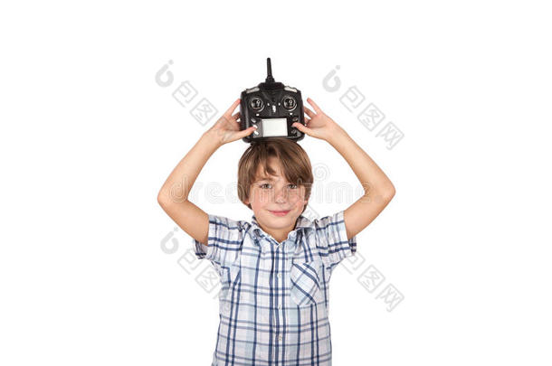 可爱的男孩头顶上拿着一个无人机遥控器