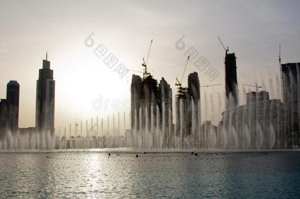 阿联酋迪拜购物中心附近迪拜喷泉的夜景