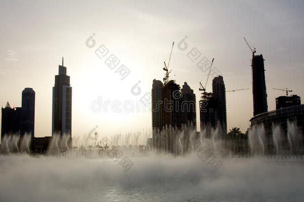 阿联酋迪拜购物中心附近迪拜喷泉的夜景