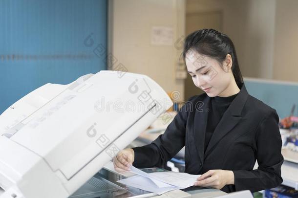 亚洲女秘书使用复印机
