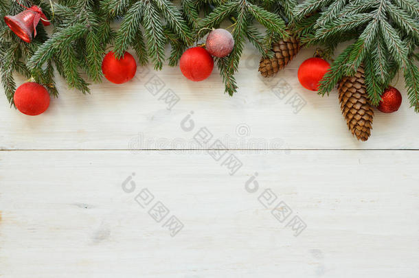 圣诞树树枝上<strong>有</strong>圆锥形，圣诞装饰品上<strong>有</strong>白色的木制纹理，为<strong>您</strong>的设计做好准备